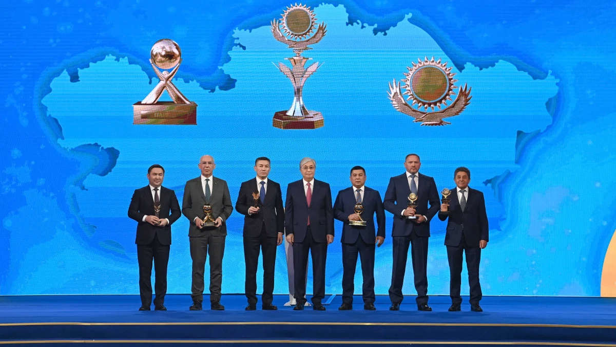 Глава государства наградил победителей конкурсов «Алтын сапа» и «Парыз»