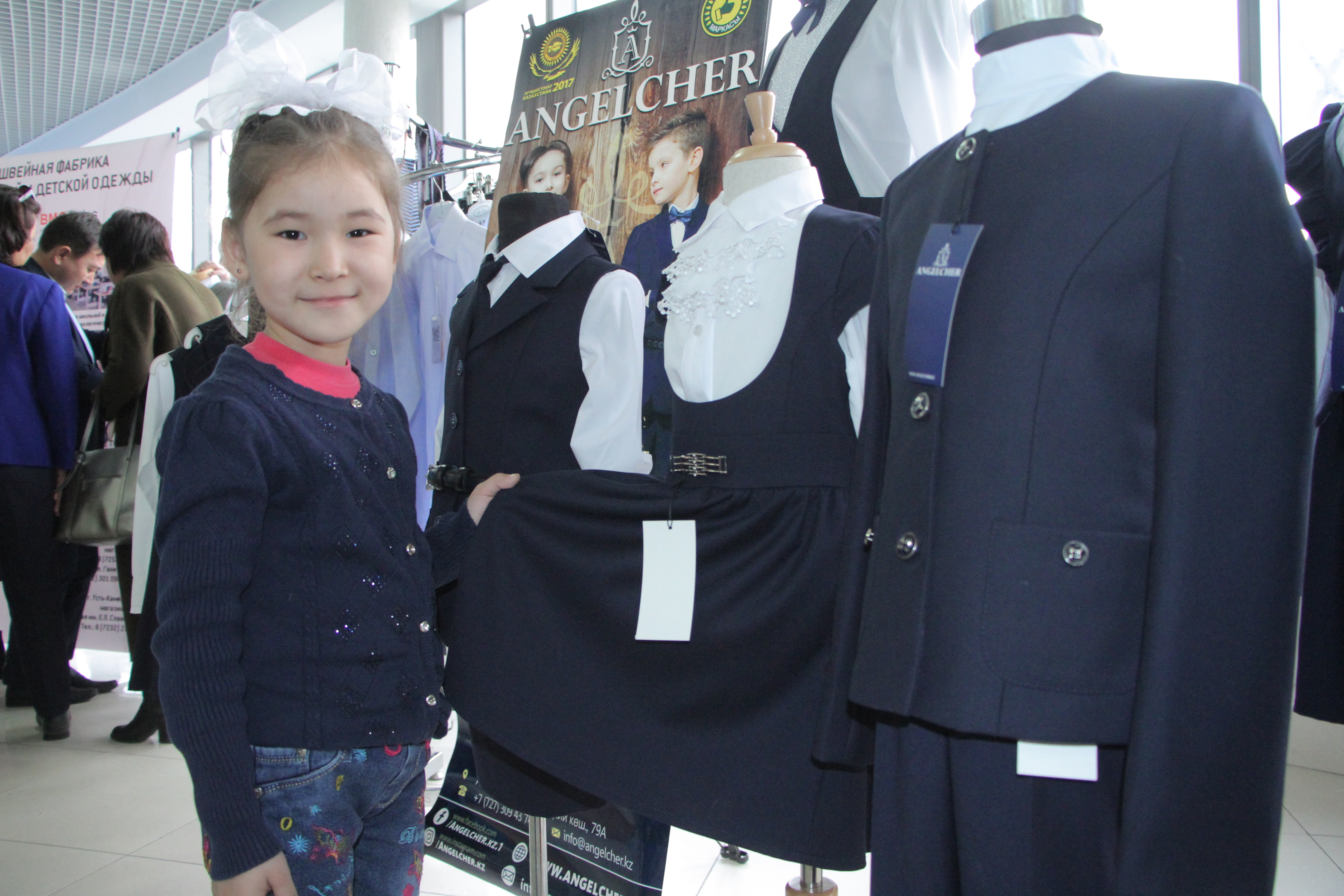 НЕ ТОЛЬКО КАЧЕСТВЕННО, НО И СТИЛЬНО: РОДИТЕЛЯМ ПРЕЗЕНТОВАЛИ ШКОЛЬНУЮ ФОРМУ ОТЕЧЕСТВЕННОГО ПРОИЗВОДСТВА